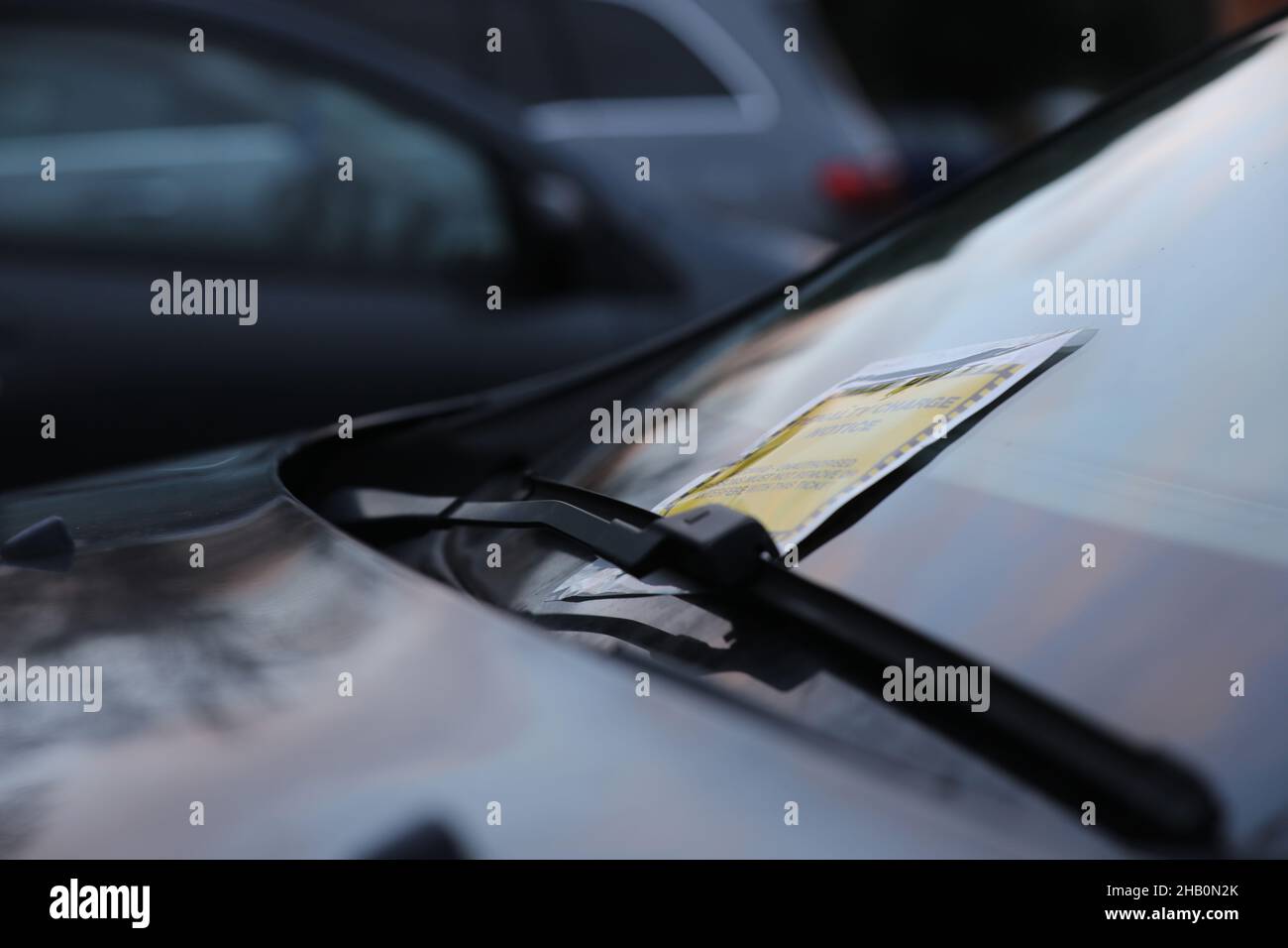 Ein Parkschein/Hinweis zur Strafgebühr, der auf einem Auto in Portsmouth, Hampshire, Großbritannien, abgebildet ist. Stockfoto