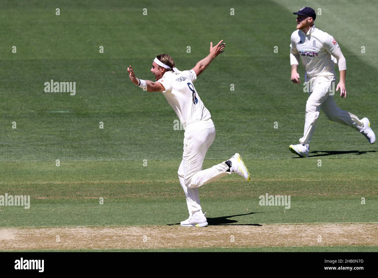 Adelaide, Australien. 16th Dez 2021. Stuart Broad aus England appelliert beim zweiten Testspiel in der Ashes-Serie zwischen Australien und England. Quelle: Peter Mundy/Speed Media/Alamy Live News Stockfoto