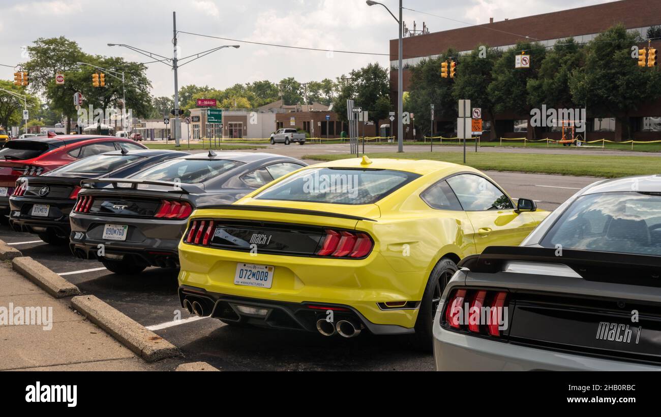 ROYAL OAK, MI/USA - 20. AUGUST 2021: Vier Ford Mustang Autos auf der Woodward Dream Cruise Route. Stockfoto