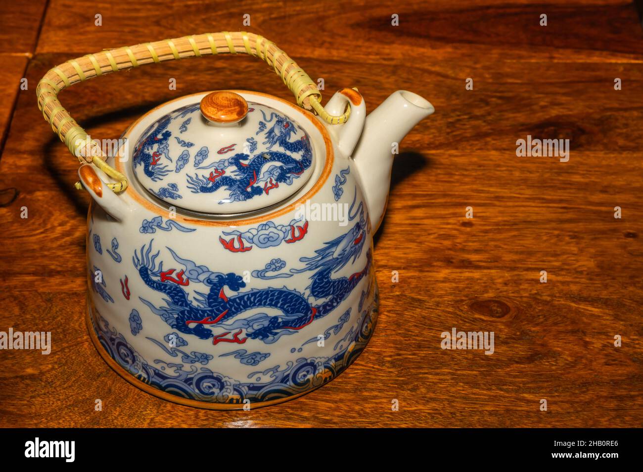 Eine Teekocher mit Griff und traditionellen chinesischen Drachen als Design darauf gemacht Stockfoto