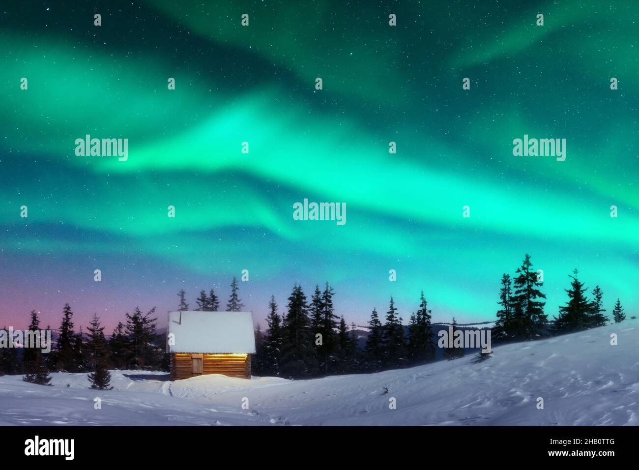 Fantastische Winterlandschaft mit Holzhaus mit Licht im Fenster in Snowy Mountains und nordische Licht in den Nachthimmel. Weihnachten und Winter Ferien Konzept Stockfoto