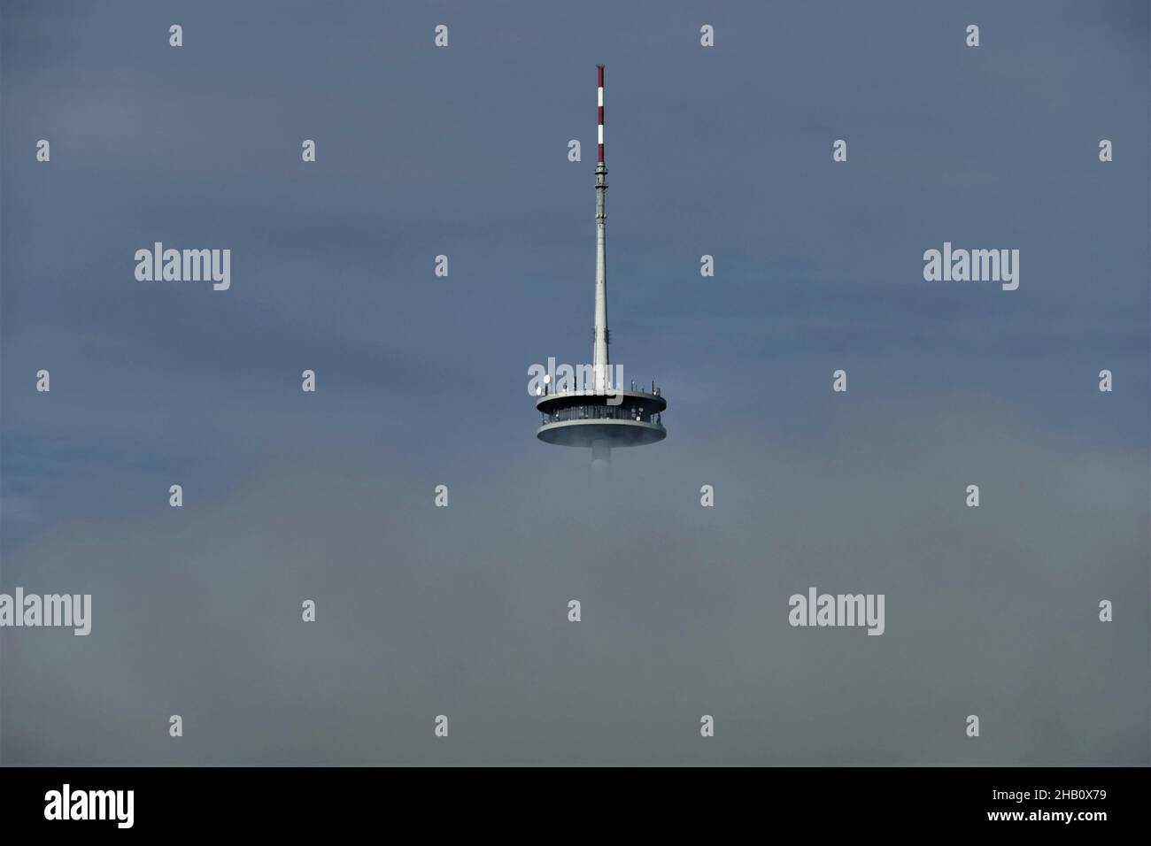 Telekommunikationsturm Im Nebel Bei Koblenz/Rhein Stockfoto