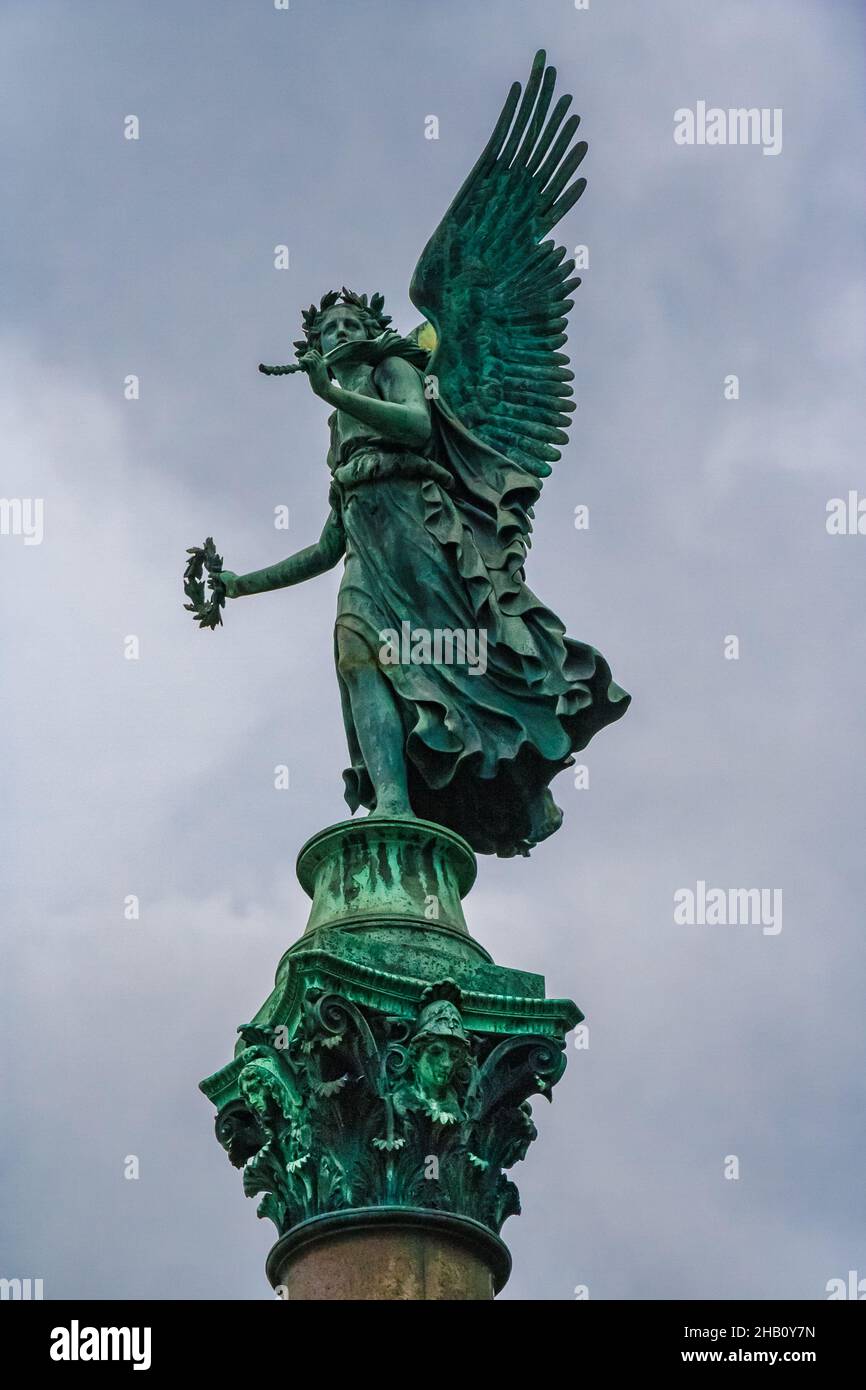 Nahaufnahme einer von zwei geflügelten Figuren am Eingang zum Garten von Schloss Charlottenburg, Berlin. Die geflügelte Victoria in einer Robe mit Lorbeer... Stockfoto