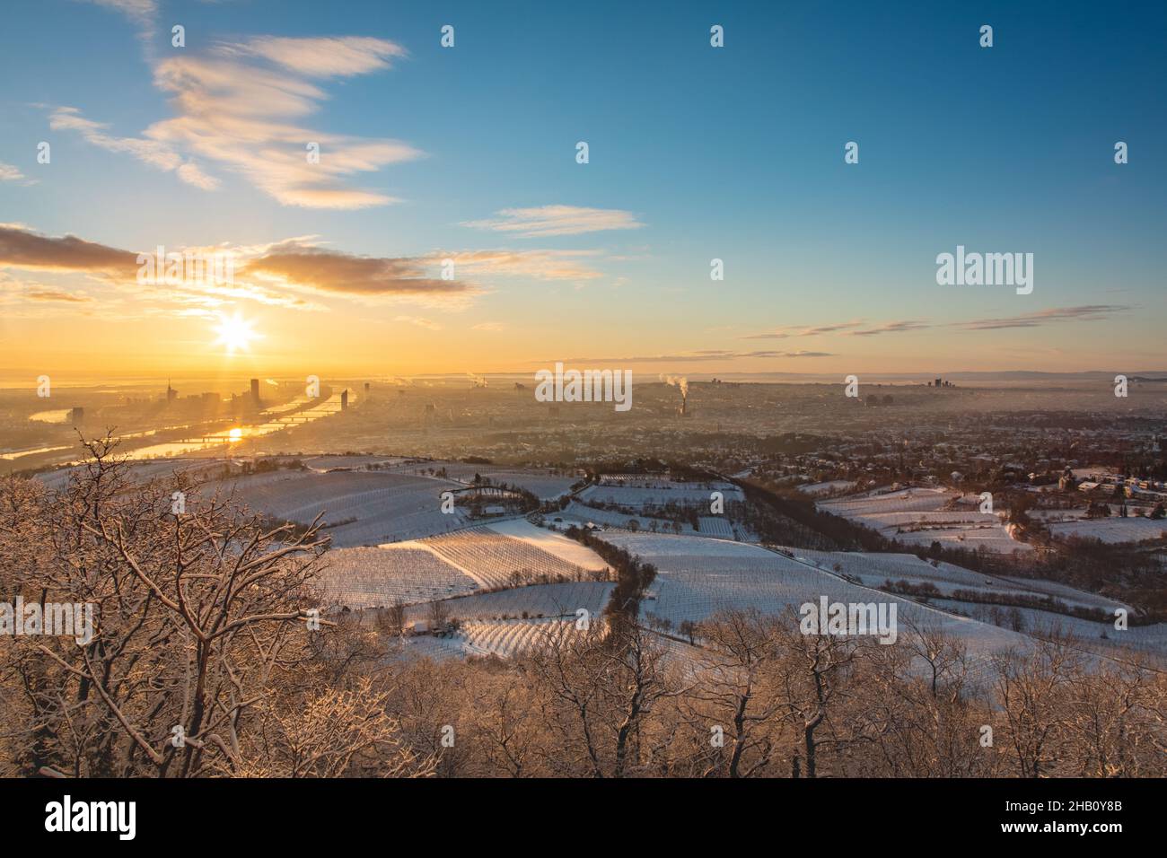 Wien in Österreich im Winter. Sonnenaufgang am Morgen Blick auf die schneebedeckte Stadt in Europa. Stockfoto