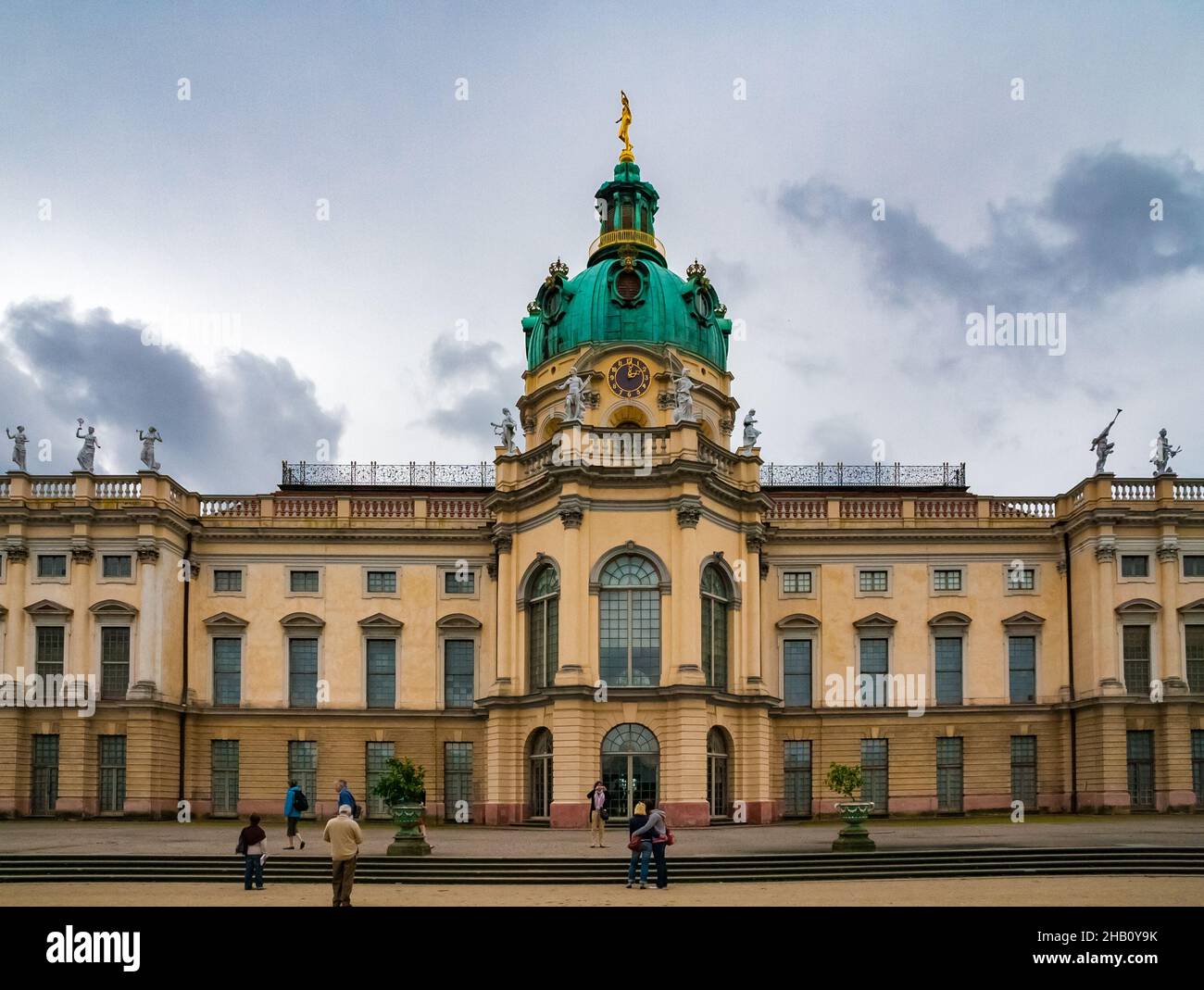 Berlin charlottenburg seitenansicht -Fotos und -Bildmaterial in hoher Auflösung – Alamy