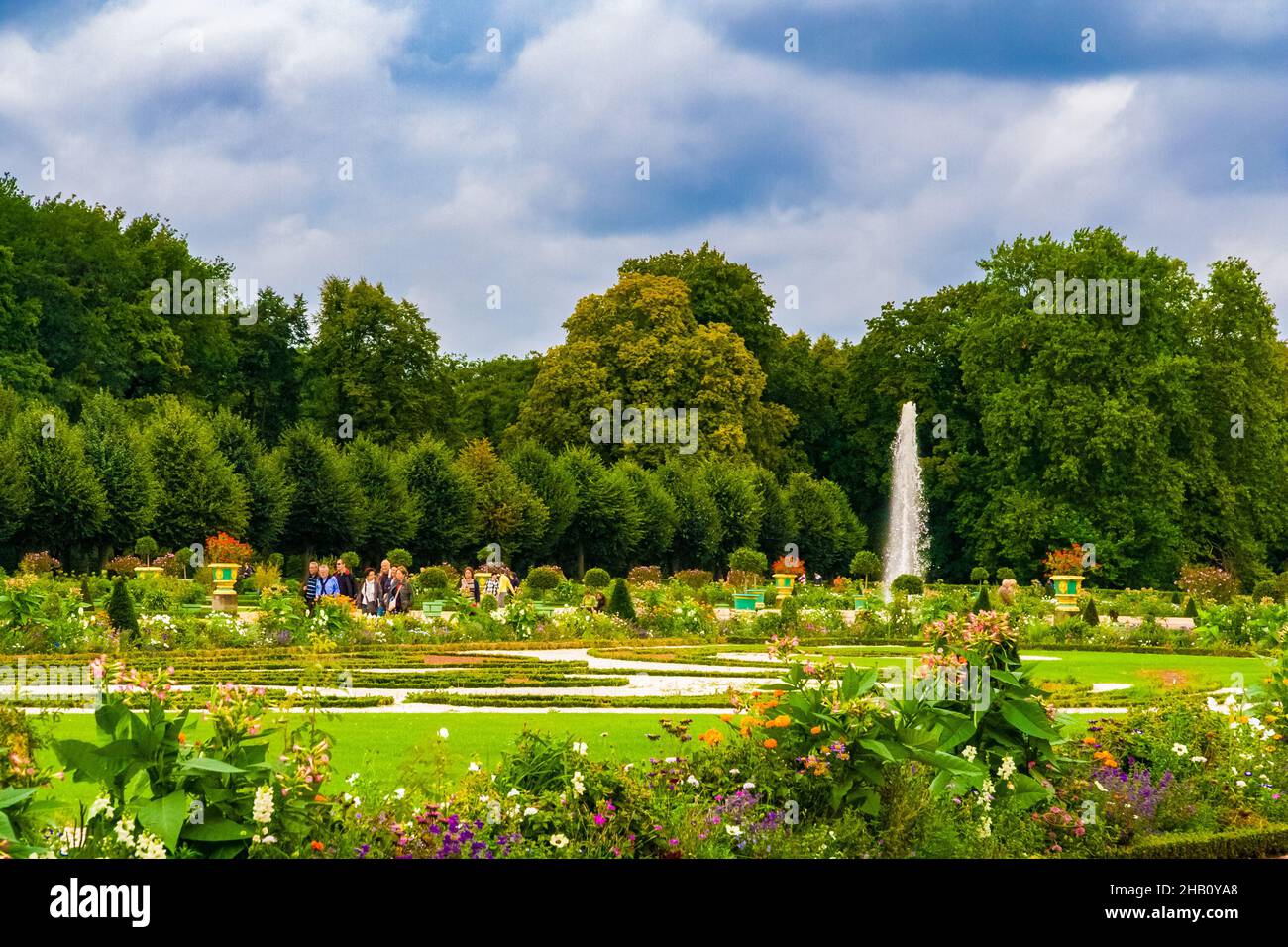 Schöner Blick auf den barocken Garten mit Springbrunnen im berühmten Schloss Charlottenburg in Berlin an einem bewölkten Tag. Der Garten wurde 1697 im... Stockfoto