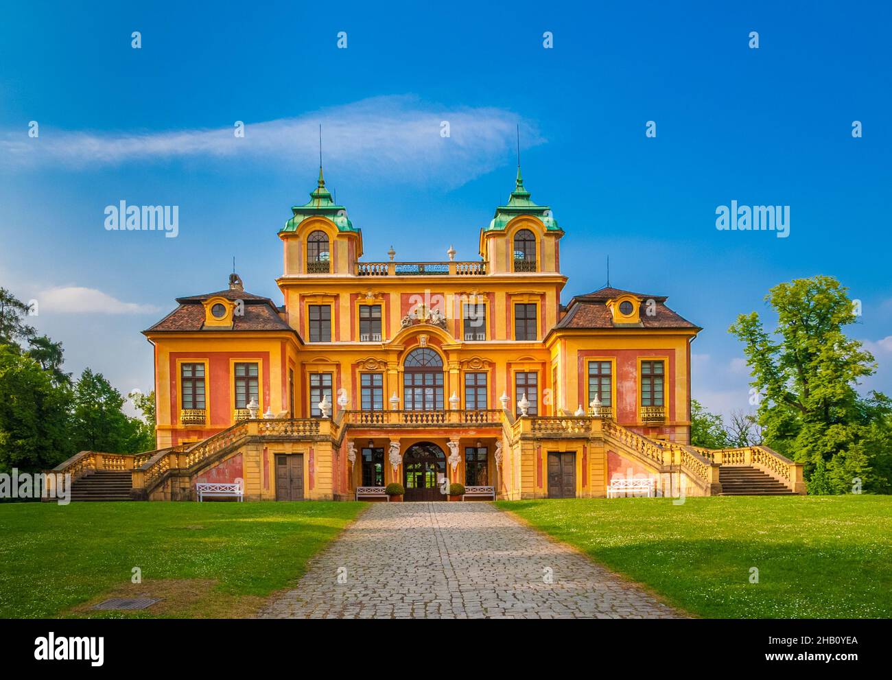 Schöne Vorderansicht des berühmten barocken Favorite Palace in Ludwigsburg, das einst Herzog Eberhard Ludwig als Sommerresidenz und Jagdschloss diente... Stockfoto