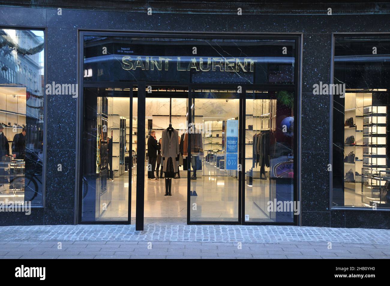 Kopenhagen/Dänemark./16 December 2021/Saint Laurent Store found News location on Stroeget dnish Financial stree in cpital. (Foto..Francis Joseph Dean/Dean Bilder) Stockfoto