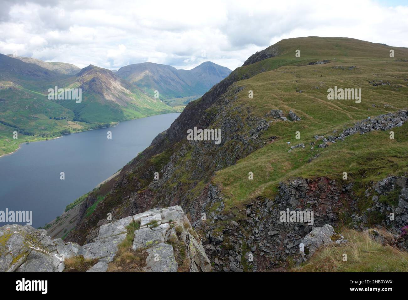 Der Wainwright 'Illgill Head' & Wast Water Lake vom Ridge Path über den Klippen zum 'Whin Rigg' in Wasdale, Lake District National Park, Cumbria, Stockfoto