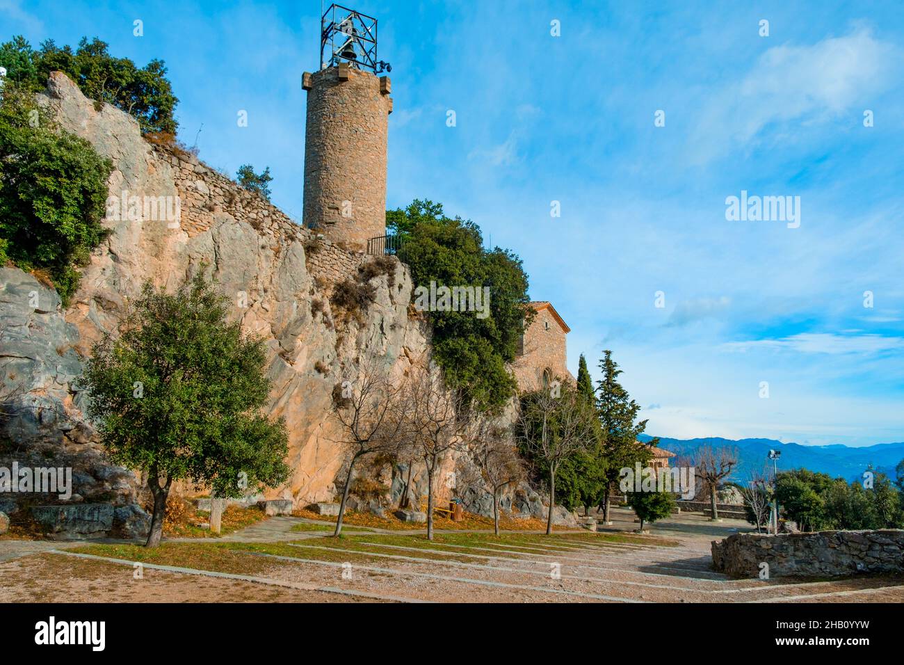 Seitenansicht des Schreins Mare de Deu de Queralt in Berga, Katalonien, Spanien, mit Hervorhebung des Glockenturms Stockfoto