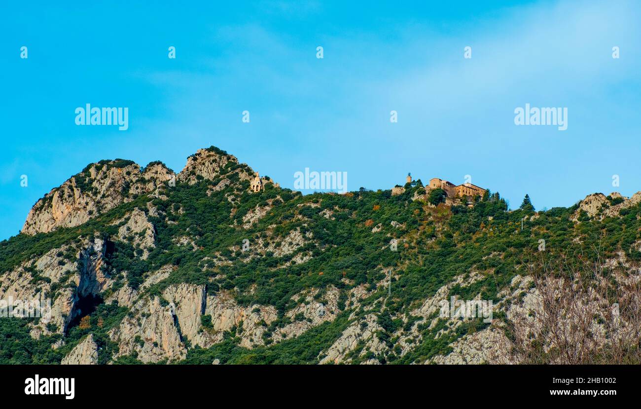 Panoramablick auf den Berg Serra de Queralt in Berga, Katalonien, Spanien, und den Mare de Deu de Queralt-Schrein auf der Spitze Stockfoto