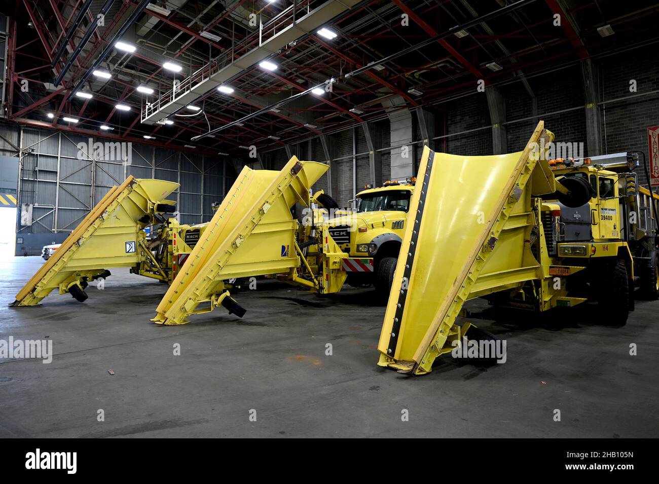 New York, USA. 15th Dez 2021. Schneeräumgeräte, die in einem Hangar der Port Authority am John F. Kennedy International Airport im Stadtteil Queens von New York City, NY, geparkt wurden, 15. Dezember 2021. (Foto von Anthony Behar/Sipa USA) Quelle: SIPA USA/Alamy Live News Stockfoto