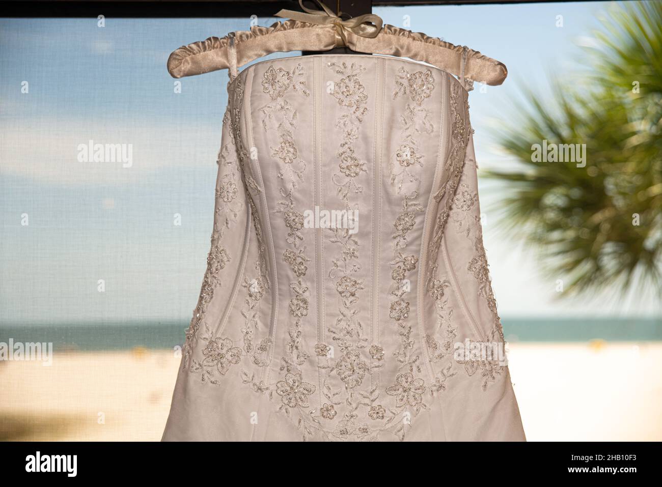 Weißes Hochzeitskleid auf Kleiderbügel hängen Stockfoto