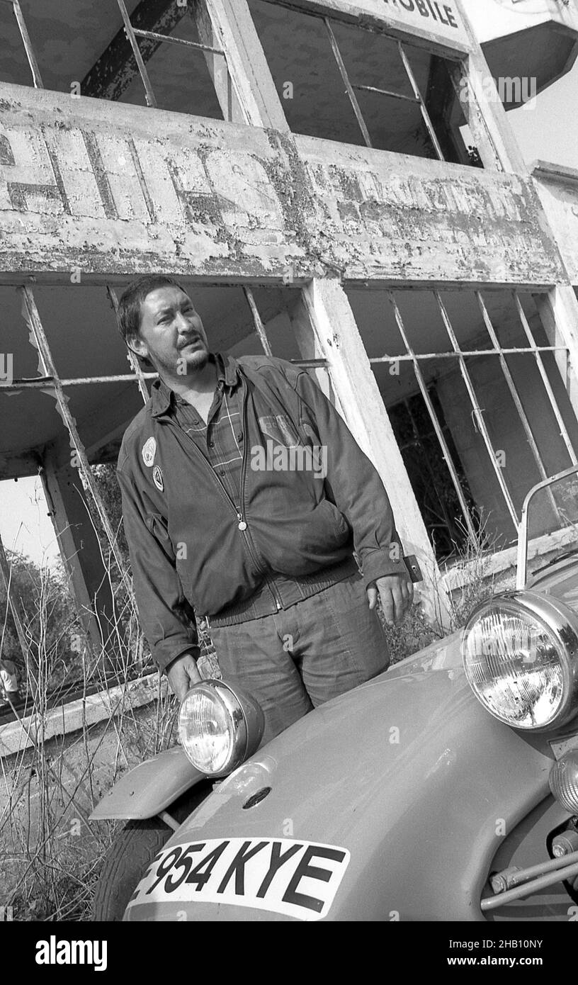 Chris Rea mit seinem Caterham7 Rennwagen auf der alten Reims Rennstrecke Frankreich September 1991 Stockfoto