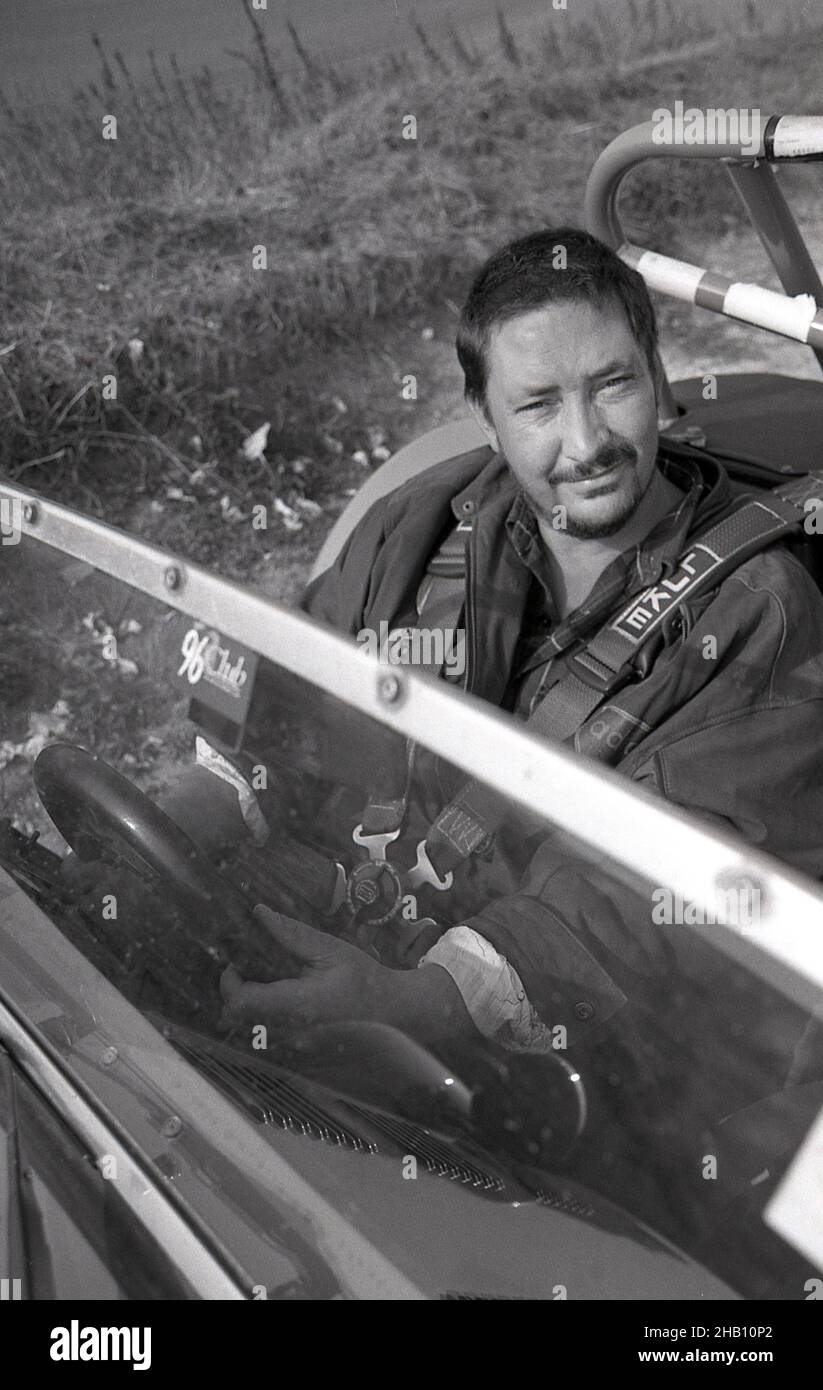 Chris Rea mit seinem Caterham7 Rennwagen auf der alten Reims Rennstrecke Frankreich September 1991 Stockfoto