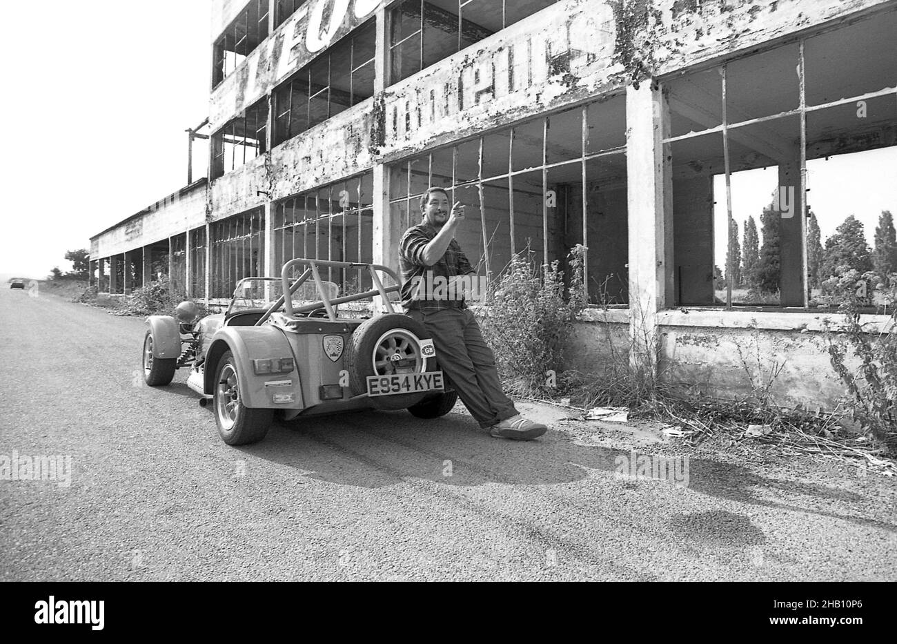 Chris Rea mit seinem Caterham7 Rennwagen auf der alten Reims Rennstrecke Frankreich September 1991 Stockfoto
