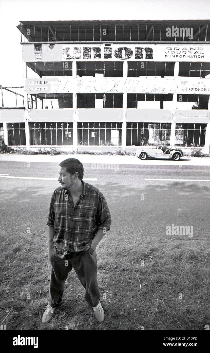 Chris Rea mit seinem Caterham7 Rennwagen auf der alten Reims Rennstrecke Frankreich September 1991 Stockfoto