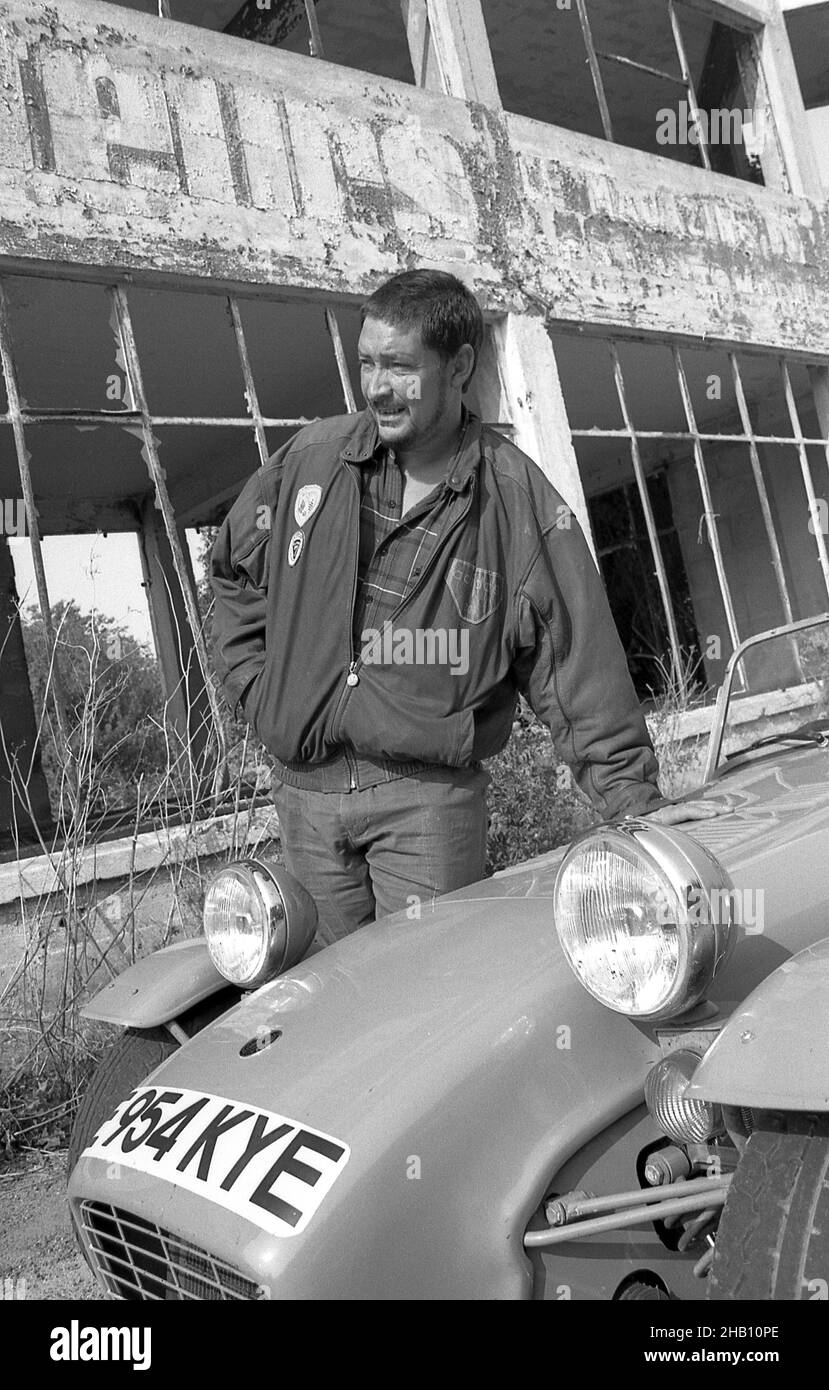 Chris Rea mit seinem Caterham7 Rennwagen auf der alten Reims Rennstrecke Frankreich September 1991 Stockfoto