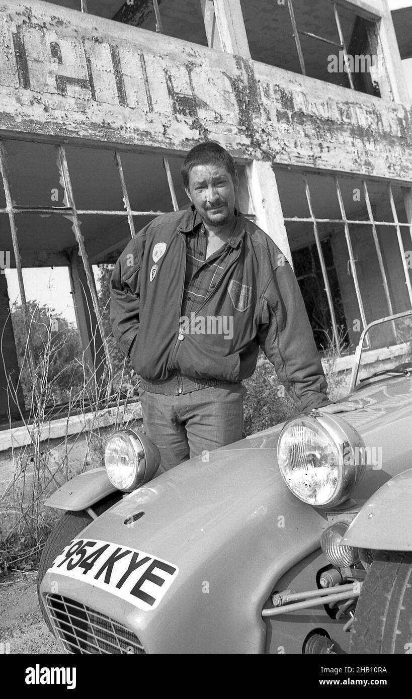 Chris Rea mit seinem Caterham7 Rennwagen auf der alten Reims Rennstrecke Frankreich September 1991 Stockfoto