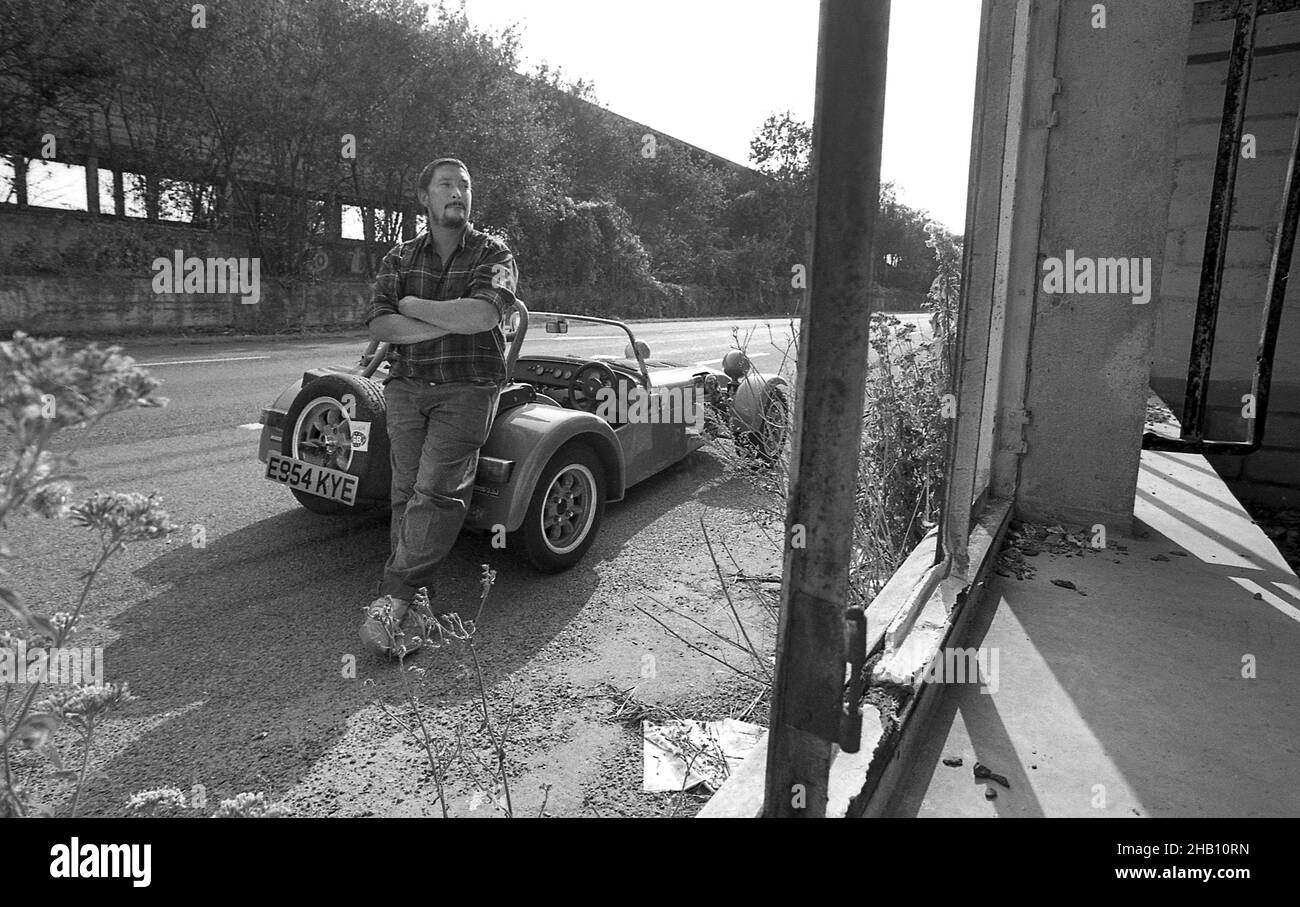 Chris Rea mit seinem Caterham7 Rennwagen auf der alten Reims Rennstrecke Frankreich September 1991 Stockfoto