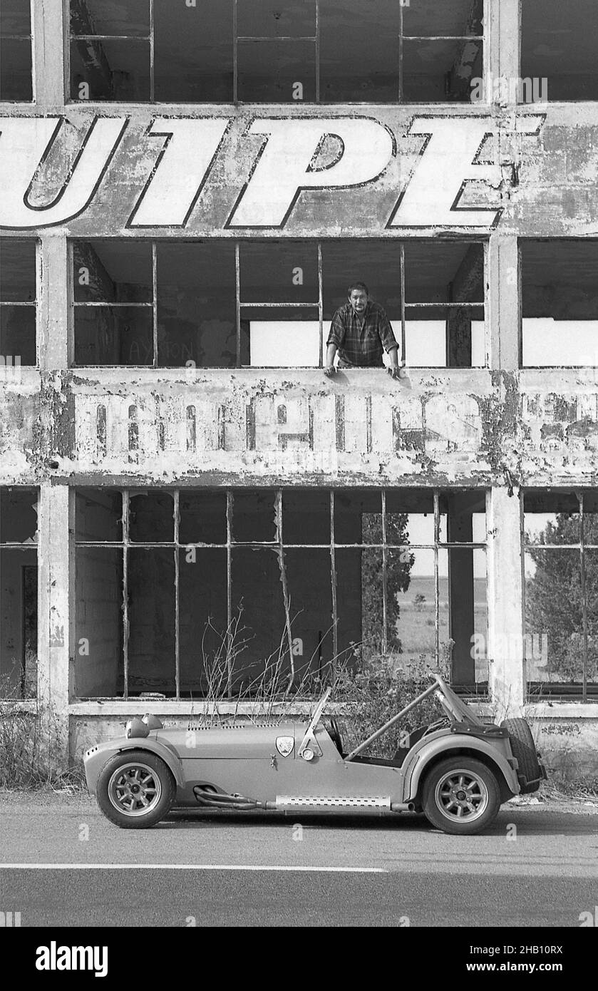Chris Rea mit seinem Caterham7 Rennwagen auf der alten Reims Rennstrecke Frankreich September 1991 Stockfoto