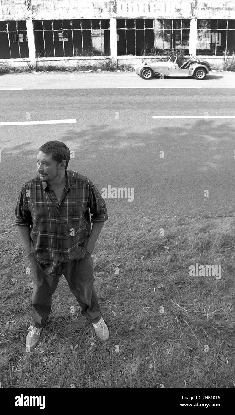 Chris Rea mit seinem Caterham7 Rennwagen auf der alten Reims Rennstrecke Frankreich September 1991 Stockfoto