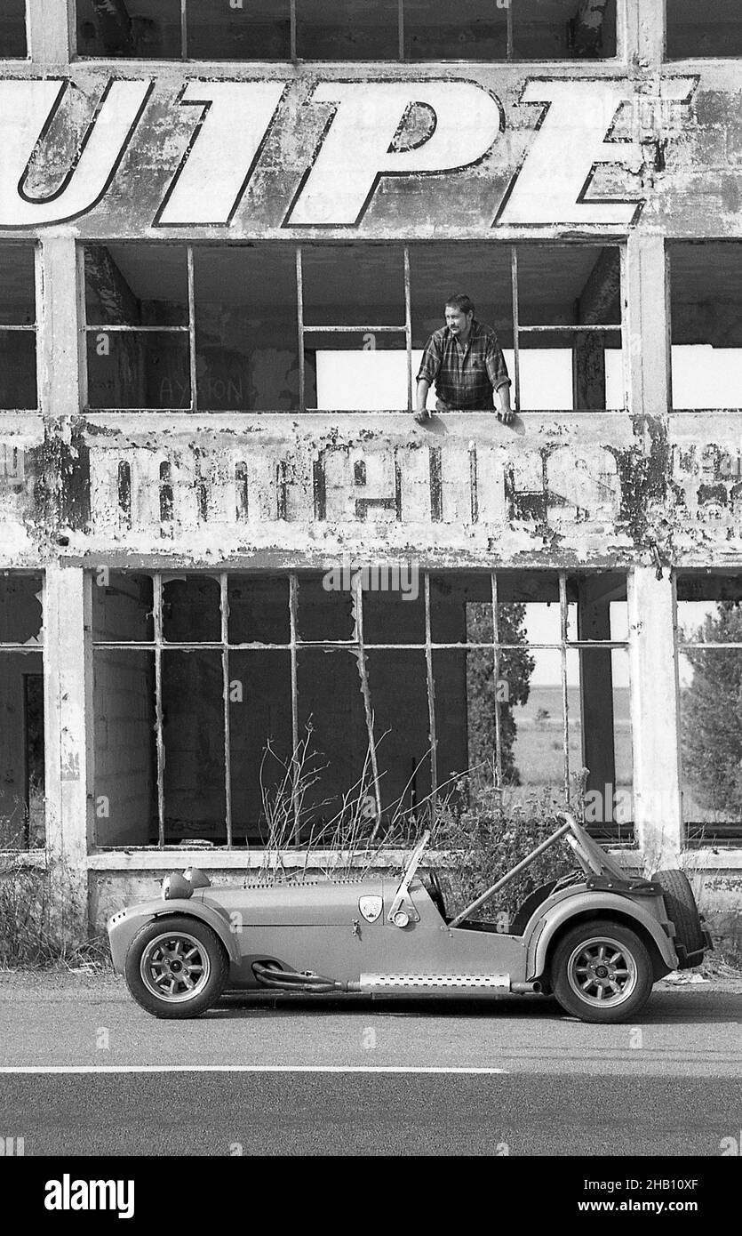 Chris Rea mit seinem Caterham7 Rennwagen auf der alten Reims Rennstrecke Frankreich September 1991 Stockfoto