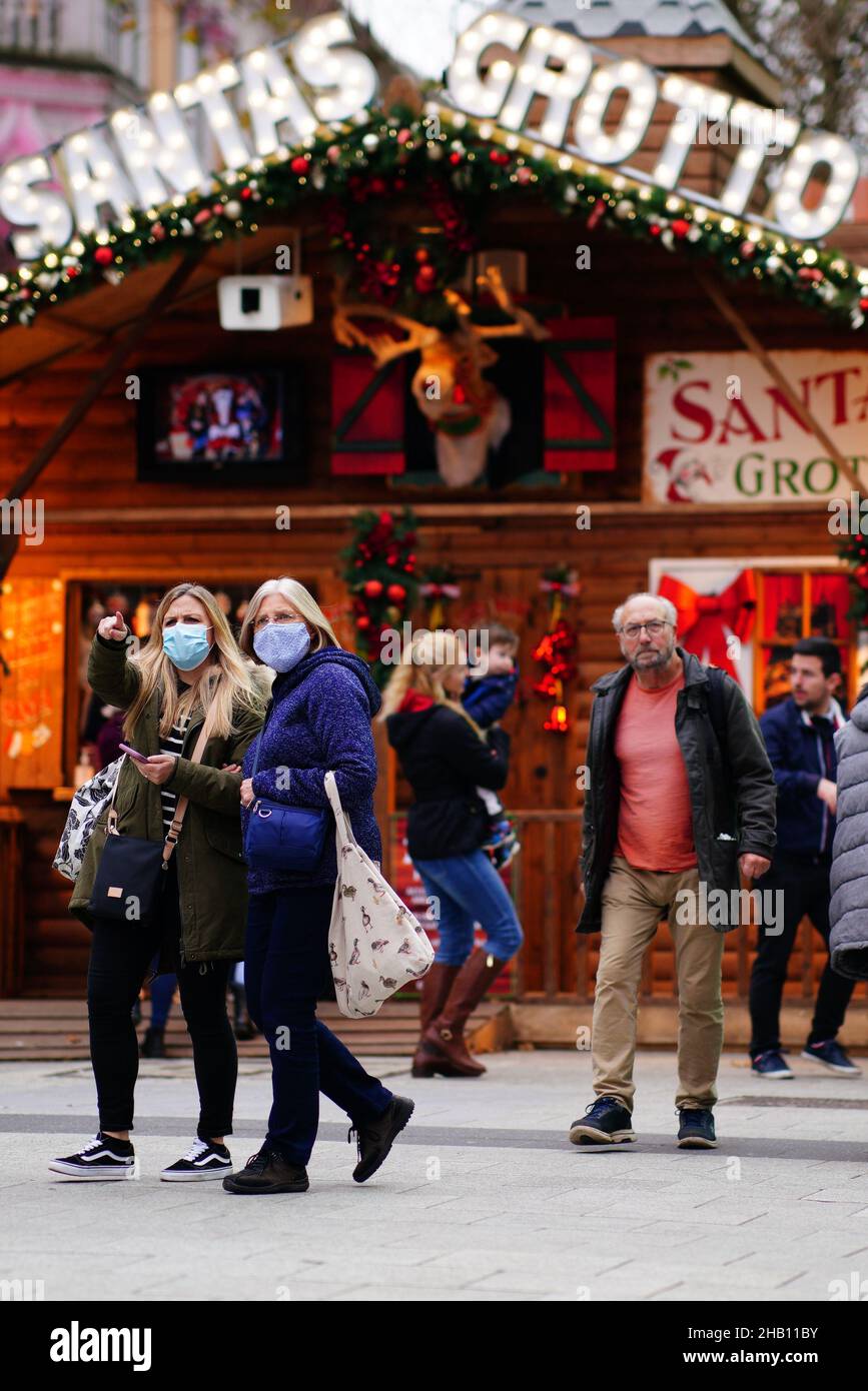 Weihnachtseinkäufer tragen Gesichtsbezüge im Zentrum von Cardiff, Wales, wo die Menschen aufgefordert wurden, sich in den kommenden Wochen auf weitere Einschränkungen vorzubereiten, da das Land vor einem drohenden „Tsunami“ der Omicron-Variante von Covid-19 steht. Bilddatum: Donnerstag, 16. Dezember 2021. Stockfoto