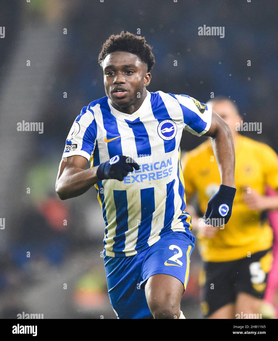 Tariq Lamptey aus Brighton während des Premier League-Spiels zwischen Brighton und Hove Albion und Wolverhampton Wanderers im American Express Community Stadium, Brighton, Großbritannien - 15. Dezember 2021 Foto Simon Dack / Teleobjektive - nur für redaktionelle Zwecke. Kein Merchandising. Für Football Images gelten Einschränkungen für FA und Premier League, inc. Keine Internet-/Mobilnutzung ohne FAPL-Lizenz. Weitere Informationen erhalten Sie bei Football Dataco Stockfoto