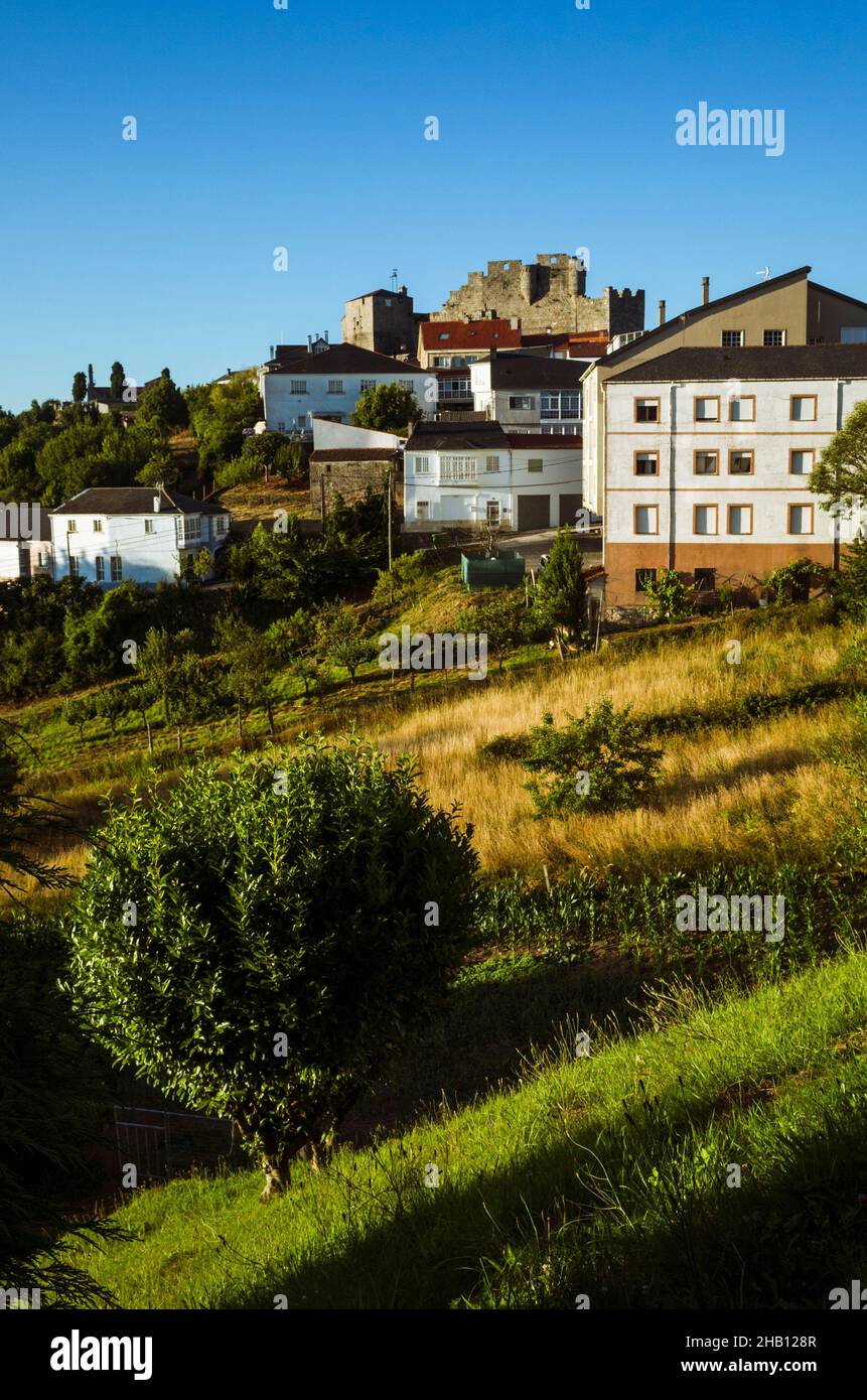 Castro Caldelas, Provinz Ourense, Galicien, España : Blick auf Castro Caldelas mit Burg im Hintergrund. Stockfoto