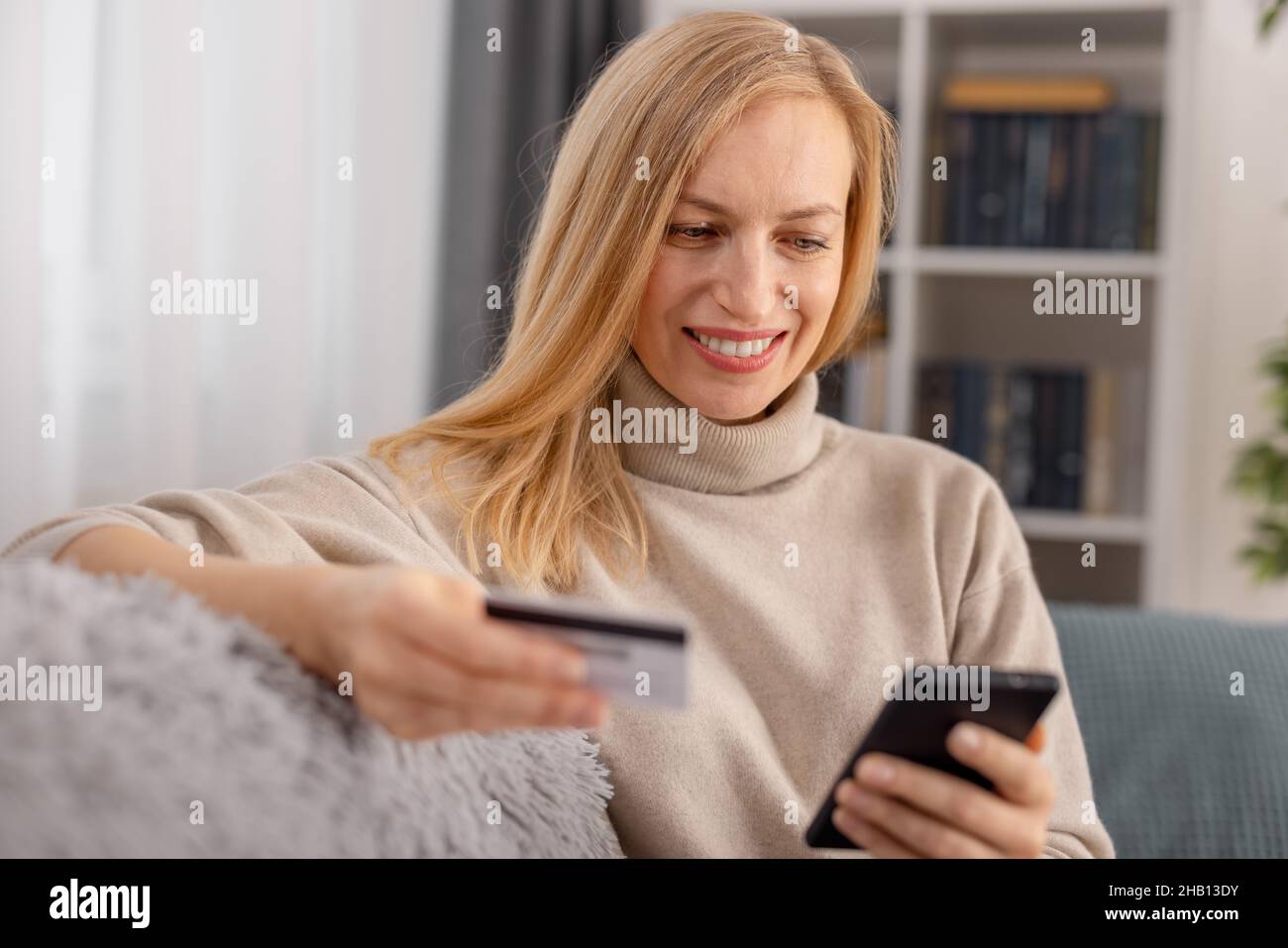 Frau macht Online-shopping Stockfoto
