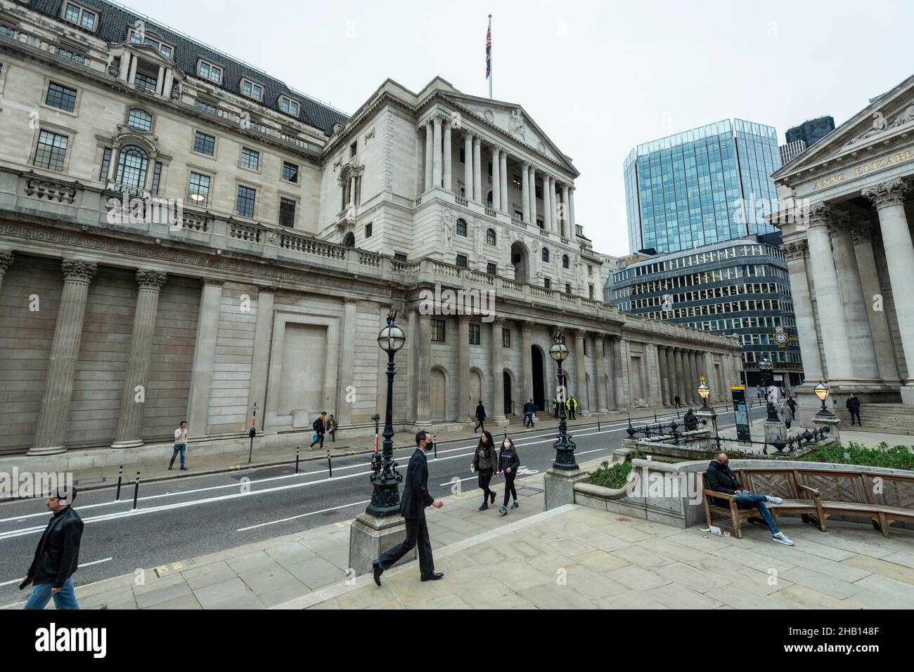 London, Großbritannien. 16. Dezember 2021. Menschen außerhalb der Bank of England, die angekündigt hat, den Zinssatz von 0,1 % auf 0,25 % als Reaktion auf den Anstieg der Inflation auf 5,1 % angehoben zu haben, und sie haben bereits prognostiziert, dass die Inflationsrate im nächsten Jahr auf 6 % steigen wird. Kredit: Stephen Chung / Alamy Live Nachrichten Stockfoto