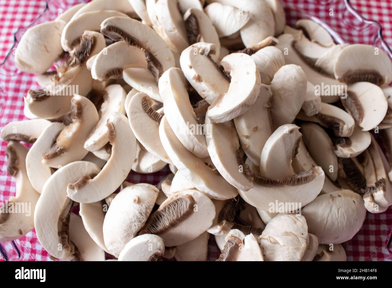 Rohe Pilze, Draufsicht auf Nahaufnahme ungekochte weiße Pilze auf einem Teller. Stockfoto