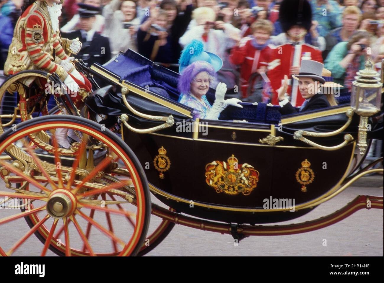 Königliche Hochzeit von Prinz Andrew und Sarah Ferguson 23. Juli 1986. Die Königin Mutter und Lord Linley kommen in der Wesrminster Abbey an Stockfoto