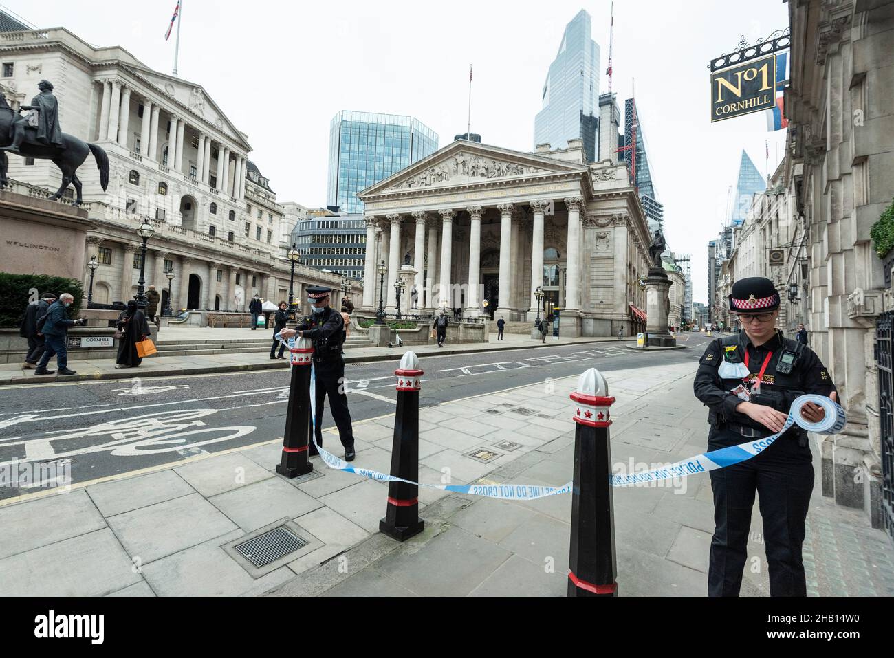 London, Großbritannien. 16. Dezember 2021. Die Polizei der Stadt London stellte eine Absperrung um die Bank of England her, nachdem berichtet wurde, dass in der Gegend ein verdächtiges Paket gefunden wurde. Zuvor gab die Bank of England bekannt, dass sie den Zinssatz als Reaktion auf den Anstieg der Inflation auf 5,1 % von 0,1 % auf 0,25 % angehoben habe und bereits prognostiziert habe, dass die Inflationsrate im nächsten Jahr auf 6 % steigen werde. Kredit: Stephen Chung / Alamy Live Nachrichten Stockfoto