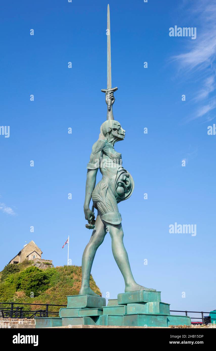 Verity eine hohe Stahl- und Bronzestatue einer trächtigen amazonischen Figur mit einem Schwert von Damien Hirst Ilfracombe im Hafen von Ilfracombe Devon England GB Stockfoto