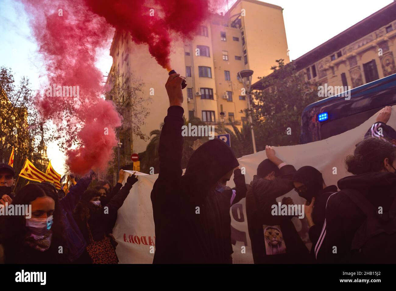 Barcelona, Spanien. 16th Dez 2021. Streikende katalanische Studenten zünden Leuchtraketen an, um gegen die Kommerzialisierung von Studien und den reduzierten Gebrauch der katalanischen Sprache in den Klassen zu protestieren, da sich der spanische Minister Manuel Castell auf ein neues Universitätsgesetz vorbereitet. Quelle: Matthias Oesterle/Alamy Live News Stockfoto