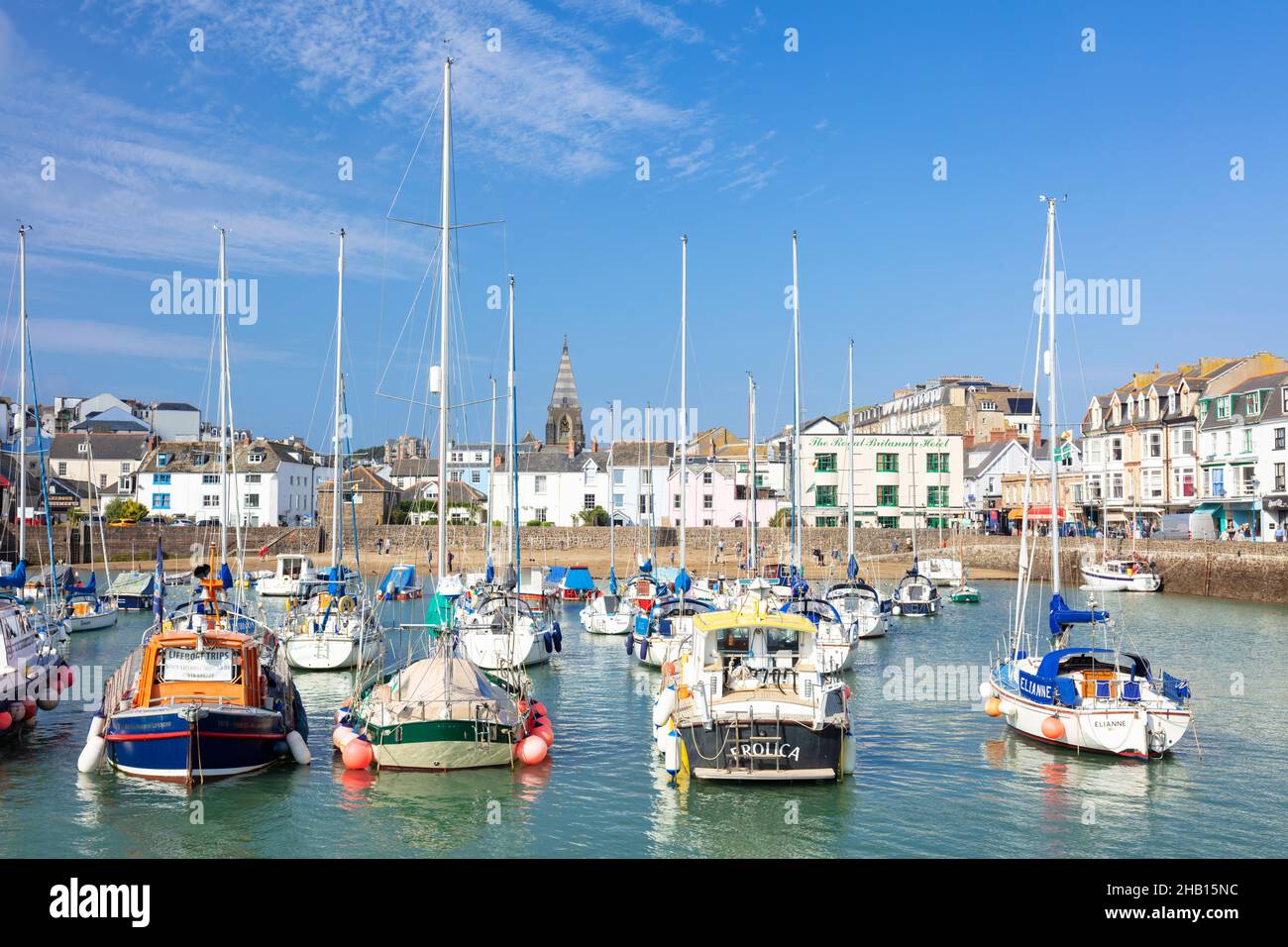 Ilfracombe Strand hinter den Fischerbooten und Yachten im Hafen in der Stadt Ilfracombe Devon England GB Europa Stockfoto