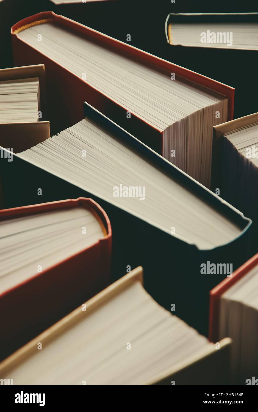 Vollbild von Hardcover-Büchern, Büchern im Hintergrund, App-Cover lesen, Buchverlag Stockfoto