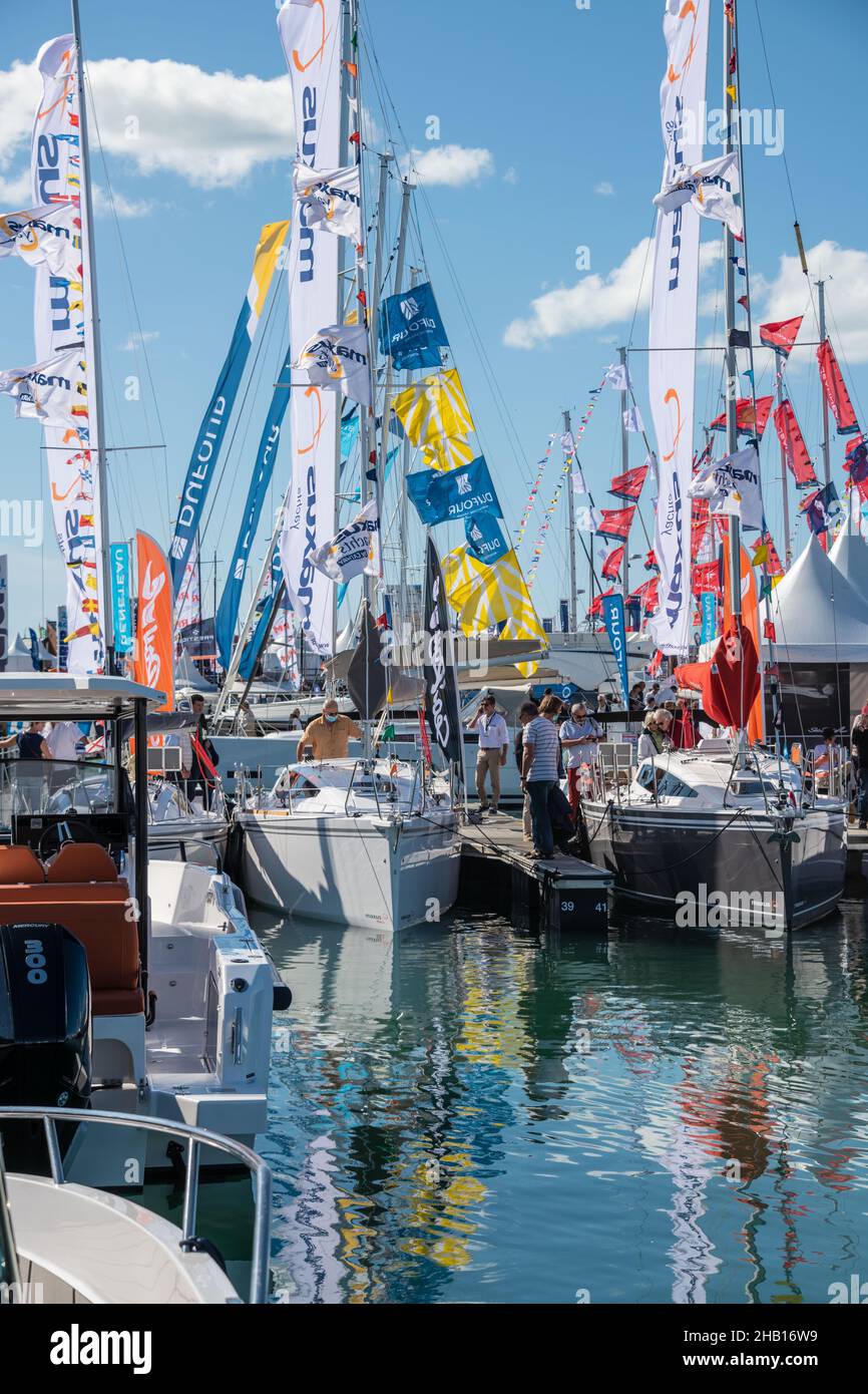 La Rochelle (Zentralfrankreich), 29. September 2021: Grand Pavois La Rochelle Boat Show 2021. Besucher und Aussteller auf Pontons mit Segelboa Stockfoto