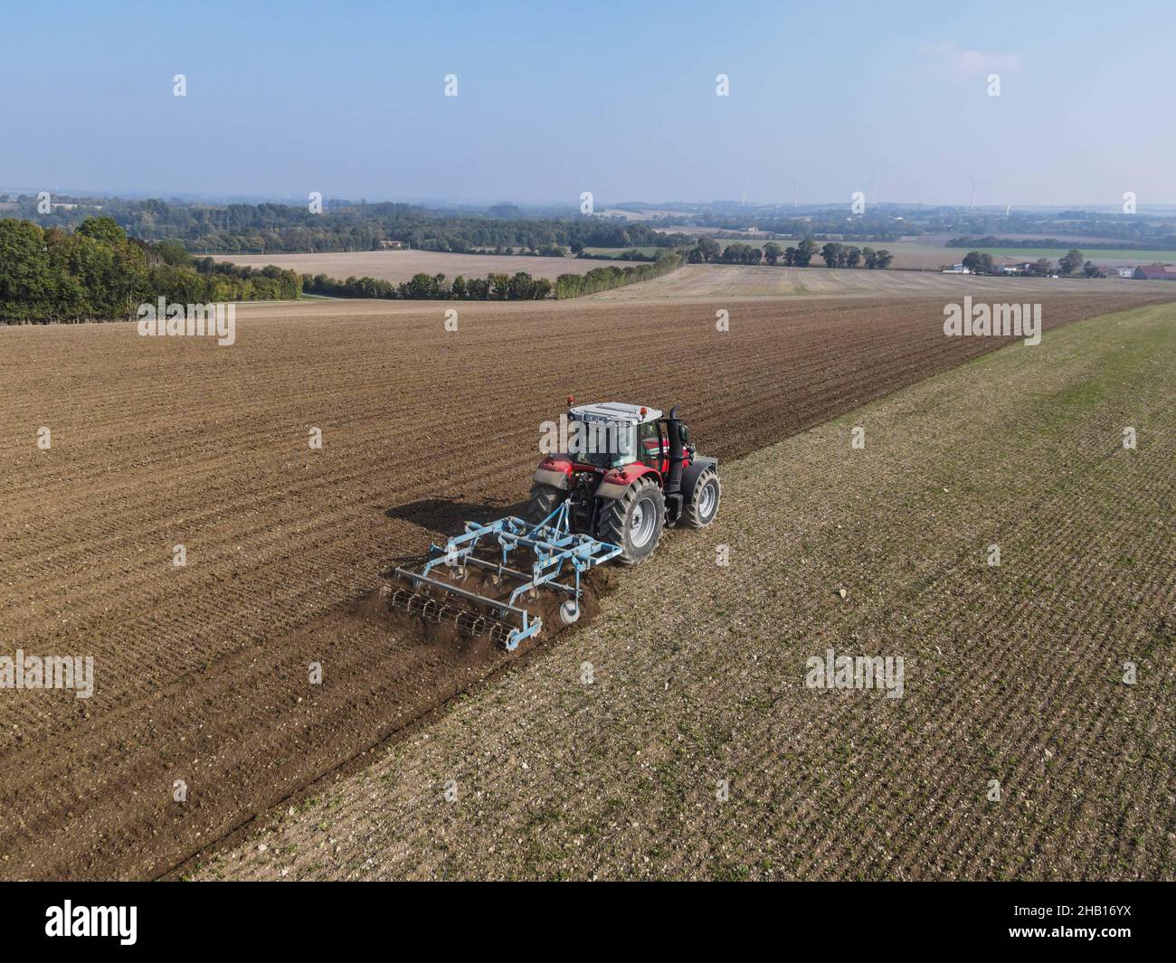 Luftaufnahme eines Landwirts und Traktors, der mit einer Egge auf einem Feld in Puyrolland (Zentral-West-Frankreich) den Boden umdreht Stockfoto