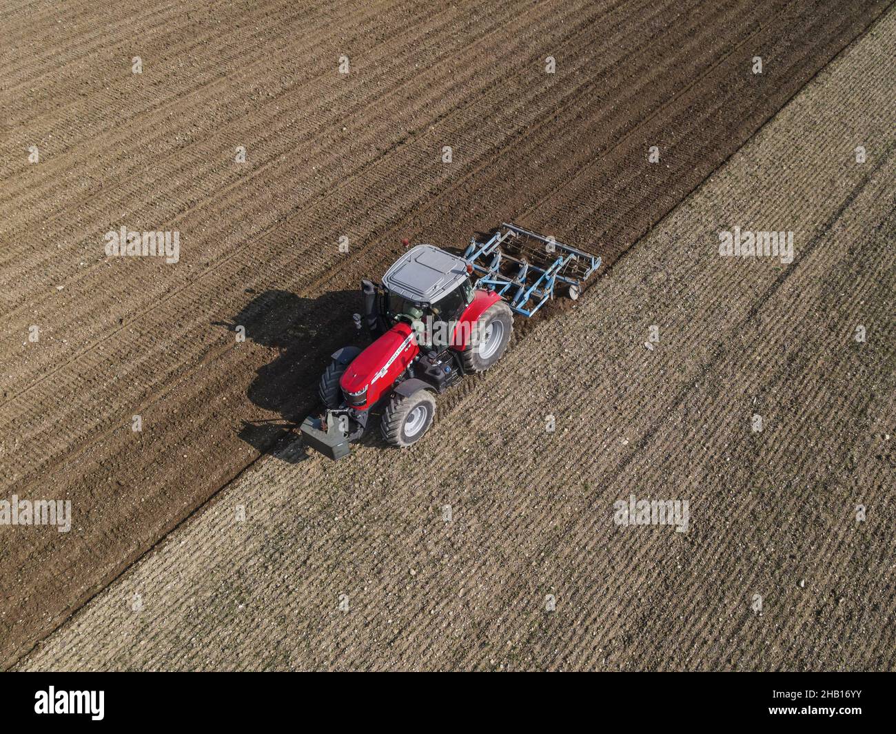 Luftaufnahme eines Landwirts und Traktors, der mit einer Egge auf einem Feld in Puyrolland (Zentral-West-Frankreich) den Boden umdreht Stockfoto