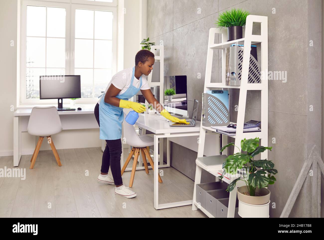 Afroamerikanische Haushälterin, sauberes Bürozimmer Stockfoto