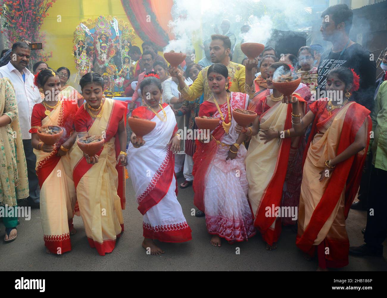 Der UNESCO-Mittwoch verlieh Kolkatas Durga Puja-Fest den Status eines Weltkulturerbes. „Durga Puja in Kalkutta wurde gerade auf die Liste des immateriellen Erbes aufgenommen. Heute wird Durga puja aufgrund dieser glorreichen Nachricht gefeiert. Es gab schöne Momente, in denen Mädchen Saree trugen und mit Dhunuchi tanzten. Durga Puja, auch bekannt als Durgotsava oder Sharadotsav, ist ein jährliches Hindu-Fest in Westbengalen, bei dem die Menschen der Hindu-Göttin Durga huldigen. Es ist das größte religiöse Fest in Bengalen und wird gefeiert, um Durgas Sieg über Mahishasur (Büffeldämon) zu feiern. Die Stadt Kolkata ist das Zentrum von Th Stockfoto