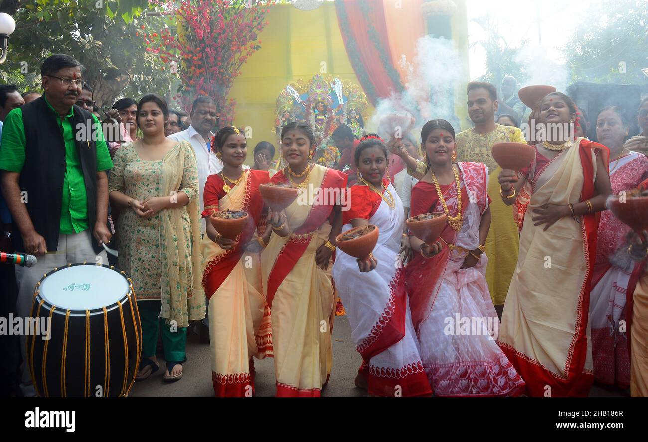 Der UNESCO-Mittwoch verlieh Kolkatas Durga Puja-Fest den Status eines Weltkulturerbes. „Durga Puja in Kalkutta wurde gerade auf die Liste des immateriellen Erbes aufgenommen. Heute wird Durga puja aufgrund dieser glorreichen Nachricht gefeiert. Es gab schöne Momente, in denen Mädchen Saree trugen und mit Dhunuchi tanzten. Durga Puja, auch bekannt als Durgotsava oder Sharadotsav, ist ein jährliches Hindu-Fest in Westbengalen, bei dem die Menschen der Hindu-Göttin Durga huldigen. Es ist das größte religiöse Fest in Bengalen und wird gefeiert, um Durgas Sieg über Mahishasur (Büffeldämon) zu feiern. Die Stadt Kolkata ist das Zentrum von Th Stockfoto