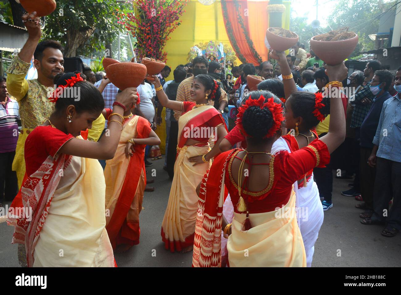 Der UNESCO-Mittwoch verlieh Kolkatas Durga Puja-Fest den Status eines Weltkulturerbes. „Durga Puja in Kalkutta wurde gerade auf die Liste des immateriellen Erbes aufgenommen. Heute wird Durga puja aufgrund dieser glorreichen Nachricht gefeiert. Es gab schöne Momente, in denen Mädchen Saree trugen und mit Dhunuchi tanzten. Durga Puja, auch bekannt als Durgotsava oder Sharadotsav, ist ein jährliches Hindu-Fest in Westbengalen, bei dem die Menschen der Hindu-Göttin Durga huldigen. Es ist das größte religiöse Fest in Bengalen und wird gefeiert, um Durgas Sieg über Mahishasur (Büffeldämon) zu feiern. Die Stadt Kolkata ist das Zentrum von Th Stockfoto
