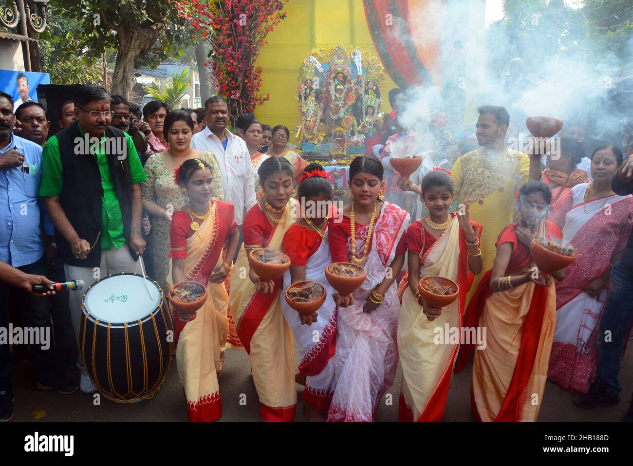 Der UNESCO-Mittwoch verlieh Kolkatas Durga Puja-Fest den Status eines Weltkulturerbes. „Durga Puja in Kalkutta wurde gerade auf die Liste des immateriellen Erbes aufgenommen. Heute wird Durga puja aufgrund dieser glorreichen Nachricht gefeiert. Es gab schöne Momente, in denen Mädchen Saree trugen und mit Dhunuchi tanzten. Durga Puja, auch bekannt als Durgotsava oder Sharadotsav, ist ein jährliches Hindu-Fest in Westbengalen, bei dem die Menschen der Hindu-Göttin Durga huldigen. Es ist das größte religiöse Fest in Bengalen und wird gefeiert, um Durgas Sieg über Mahishasur (Büffeldämon) zu feiern. Die Stadt Kolkata ist das Zentrum von Th Stockfoto