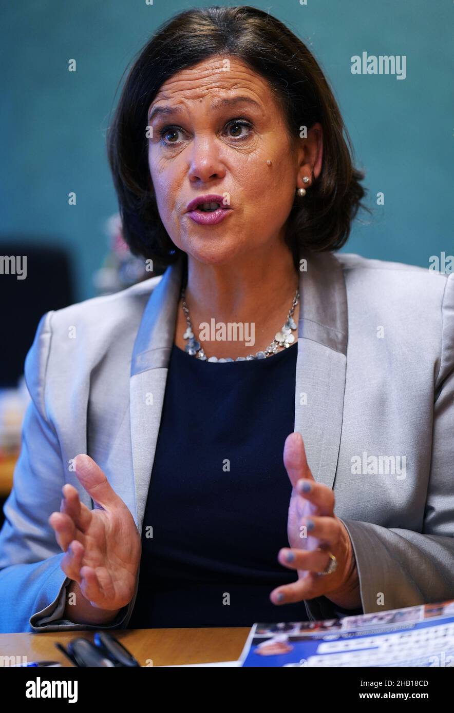 Sinn Fein-Führerin Mary Lou McDonald während eines Interviews in ihrem Büro im Leinster House in Dublin. McDonald sagte, sie werde Gerry Adams nicht dazu aufrufen, sich für sein umstrittenes Comedy-Skizzenvideo zu entschuldigen und sagte, es sei „für einen guten Zweck und mit gutem Herzen“ getan worden. Bilddatum: Donnerstag, 16. Dezember 2021. Stockfoto