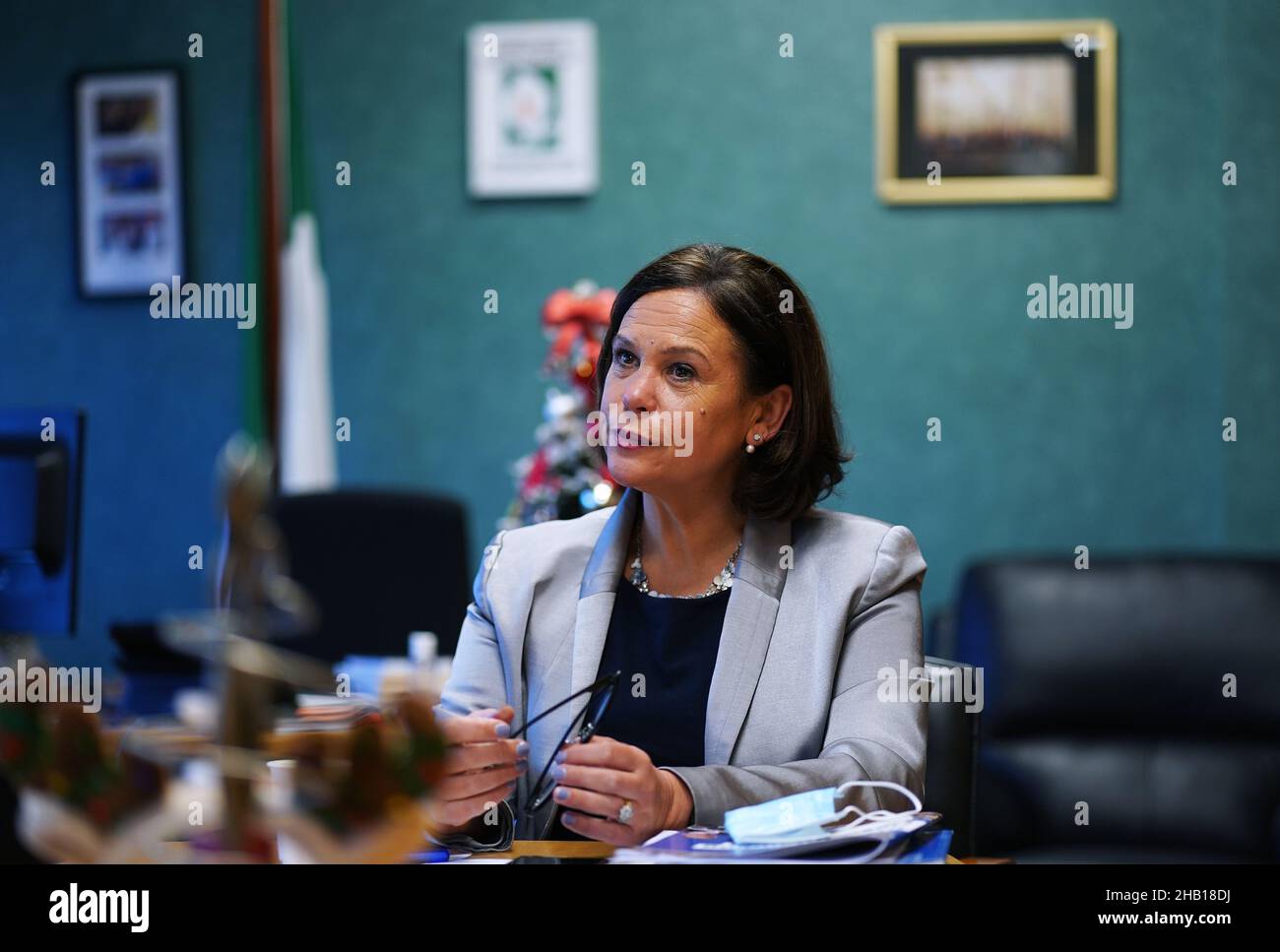 Sinn Fein-Führerin Mary Lou McDonald während eines Interviews in ihrem Büro im Leinster House in Dublin. McDonald sagte, sie werde Gerry Adams nicht dazu aufrufen, sich für sein umstrittenes Comedy-Skizzenvideo zu entschuldigen und sagte, es sei „für einen guten Zweck und mit gutem Herzen“ getan worden. Bilddatum: Donnerstag, 16. Dezember 2021. Stockfoto