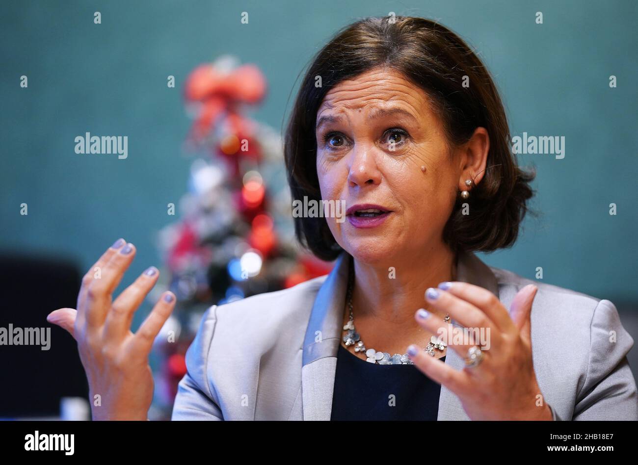 Sinn Fein-Führerin Mary Lou McDonald während eines Interviews in ihrem Büro im Leinster House in Dublin. McDonald sagte, sie werde Gerry Adams nicht dazu aufrufen, sich für sein umstrittenes Comedy-Skizzenvideo zu entschuldigen und sagte, es sei „für einen guten Zweck und mit gutem Herzen“ getan worden. Bilddatum: Donnerstag, 16. Dezember 2021. Stockfoto